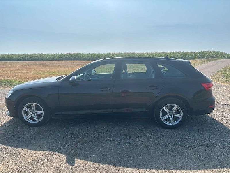 Schwarz Gebraucht 2019 Audi A4 Ambiente Kombi | 16.500 € (Guter Preis) - Bild 1/4