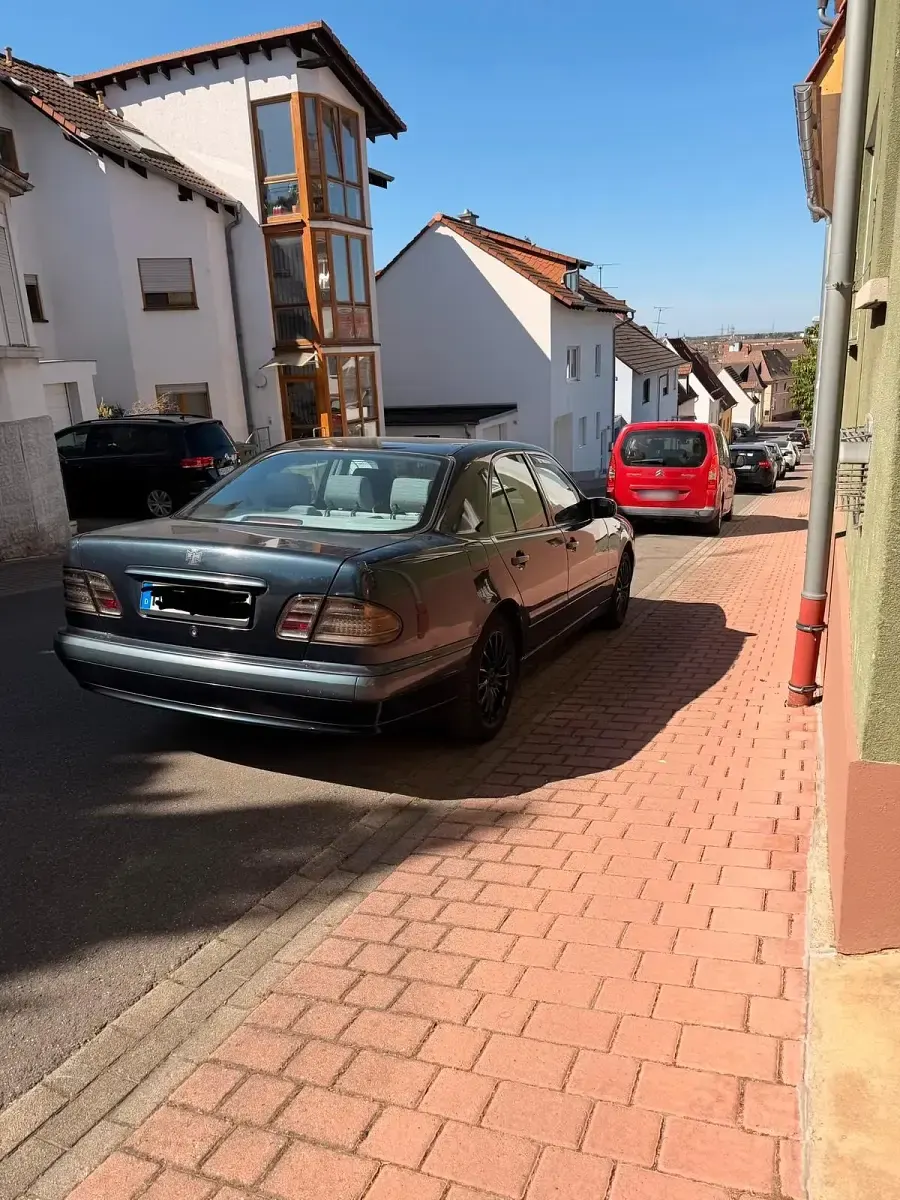 Second-hand Mercedes E200 163 CP (119 kW) 2004 Albastru Berlinǎ