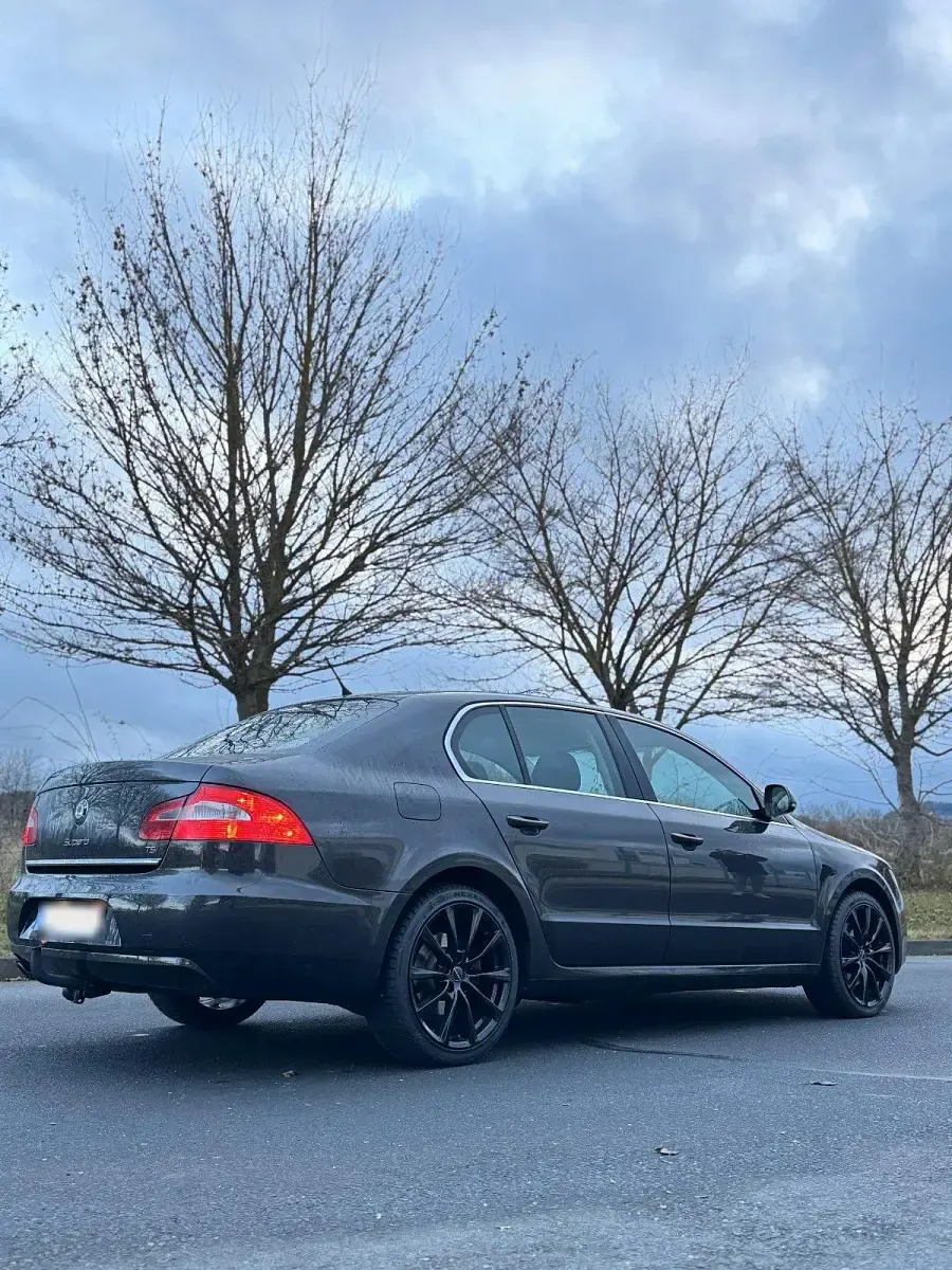 Gebraucht Skoda Superb Ambition 160 PS (117 kW) 2009 Schwarz Limousine