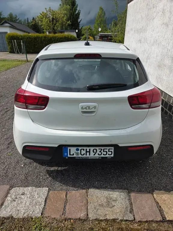 Gebraucht Kia Rio Vision 101 PS (74 kW) 2023 Weiß Limousine