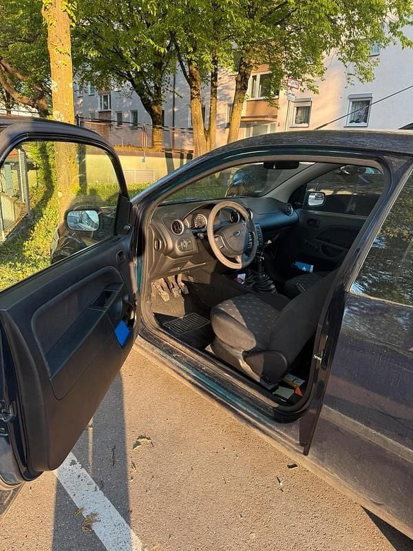 Używany Ford Fiesta 60 KM (44 kW) 2004 Niebieski Hatchback