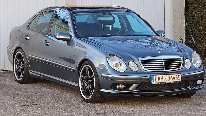 Grau Gebraucht 2008 Mercedes E55 AMG AMG Limousine | 29.850 € (Fairer Preis) - Bild 1/4
