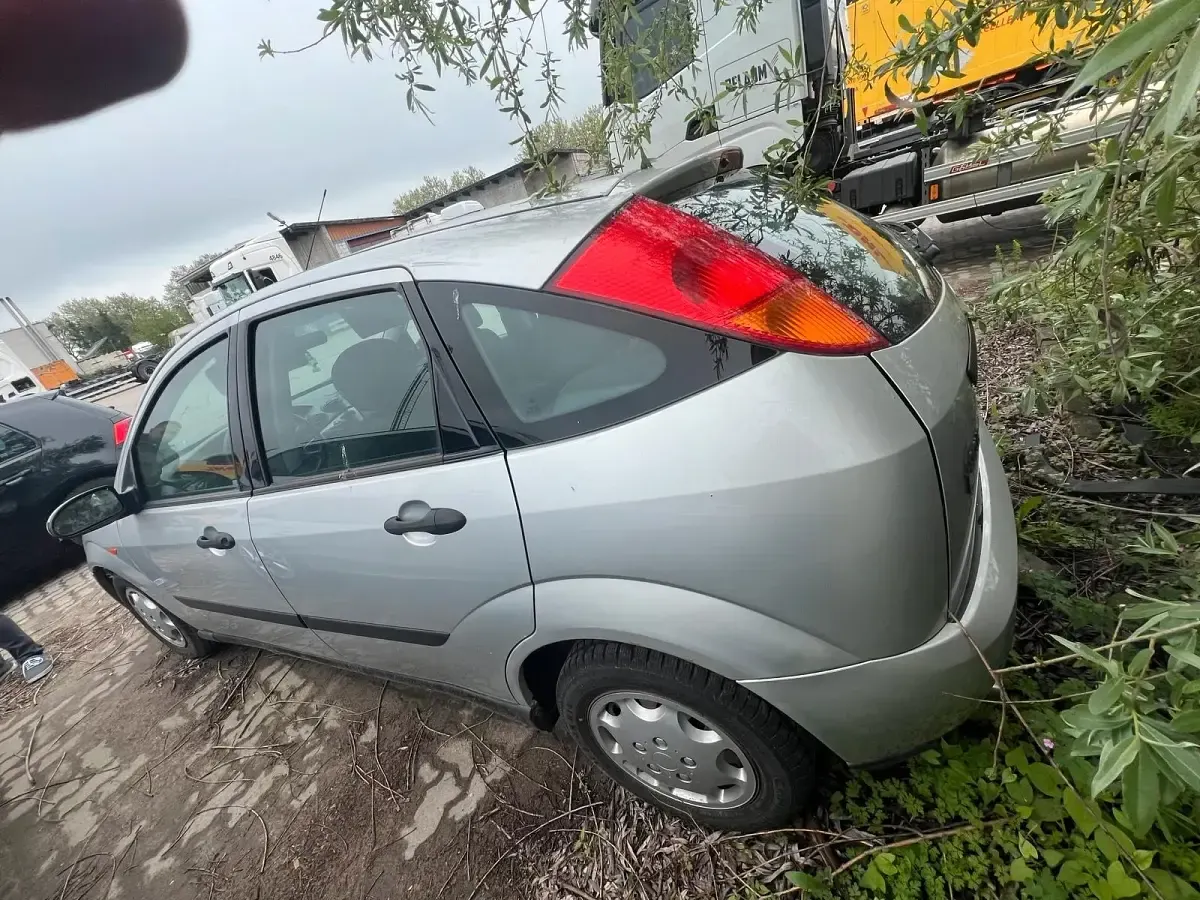 Usata Ford Focus 101 CV (74 kW) 2000 Andere farben Utilitaria