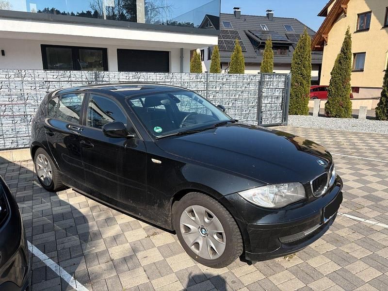 Gebraucht BMW 116 122 PS (89 kW) 2011 Schwarz Kleinwagen