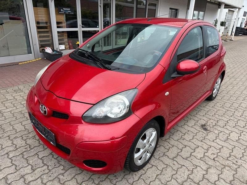 Gebraucht Toyota Aygo 68 PS (50 kW) 2010 Rot Kleinwagen