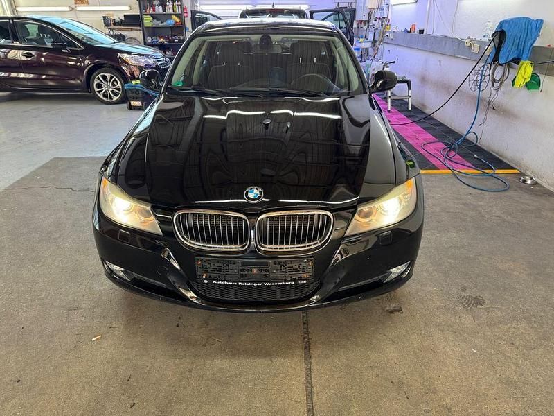 Schwarz Gebraucht 2011 BMW 330 Sport Line Kombi | 3.300 € - Bild 1/4