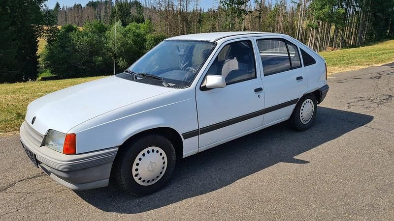 Weiß Gebraucht 1991 Opel Kadett Kombi | 400 € - Bild 1/4