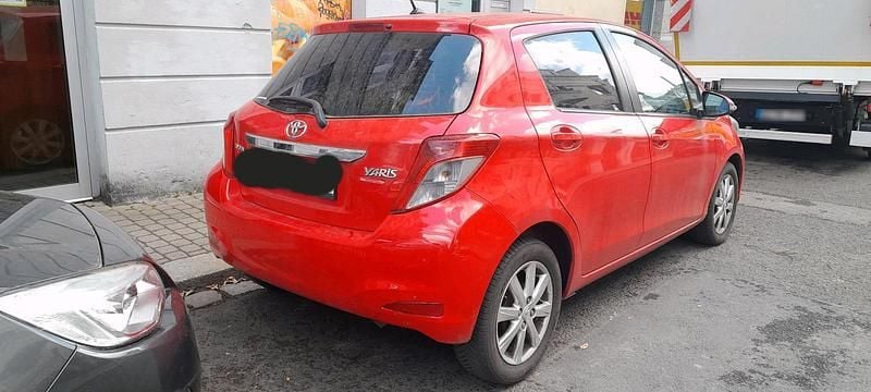 Gebraucht Toyota Yaris 99 PS (72 kW) 2012 Rot Kleinwagen