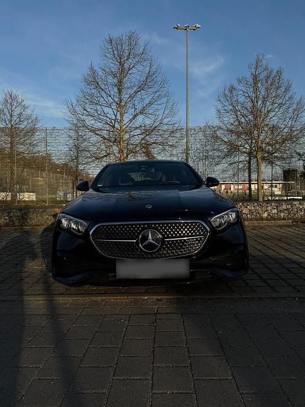 Gebraucht Mercedes E220 197 PS (144 kW) 2024 Schwarz Limousine