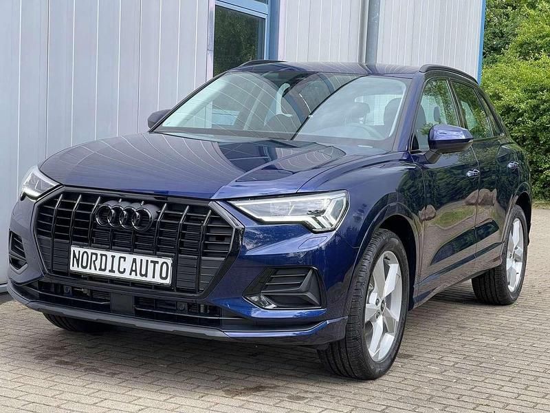 Navarrablau metallic Neu 2025 Audi Q3 Sport SUV | 37.995 € - Bild 1/4