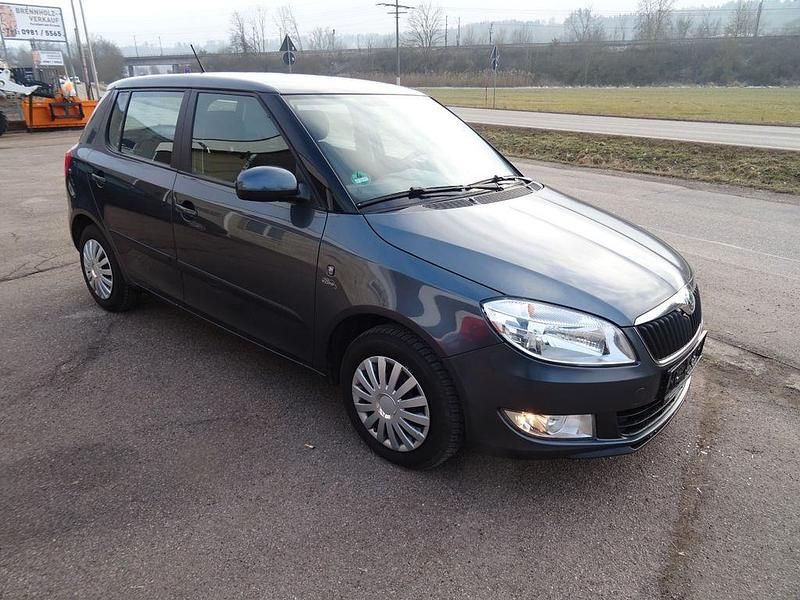 Gebraucht Skoda Fabia Ambiente 86 PS (63 kW) 2012 Grau Limousine