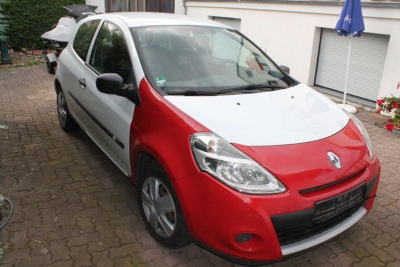 Weiß Gebraucht 2012 Renault Clio III Kleinwagen | 1.999 € (Guter Preis) - Bild 1/4
