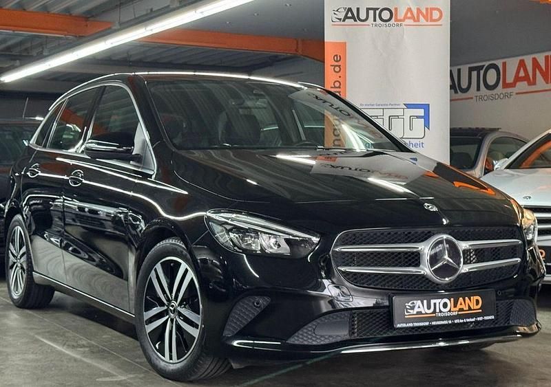 Schwarz Gebraucht 2019 Mercedes B200 Van / Kleinbus | 21.700 € (Guter Preis) - Bild 1/4
