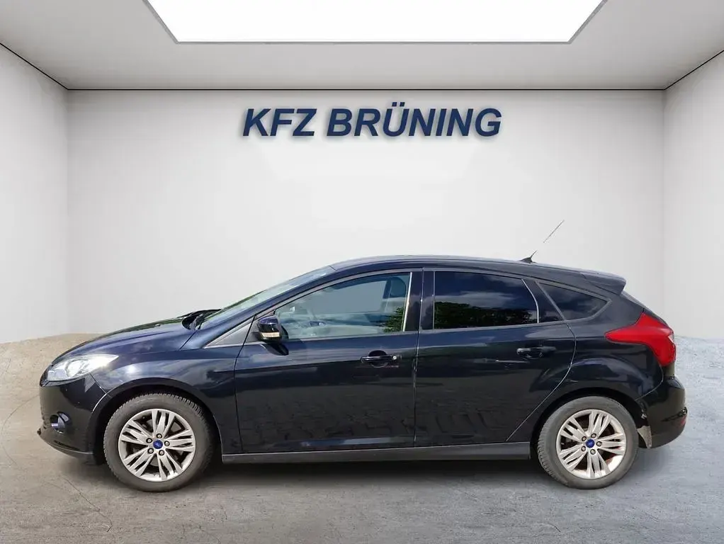 Gebraucht Ford Focus Trend 105 PS (77 kW) 2011 Pantherschwarz metallic (metallic) Limousine