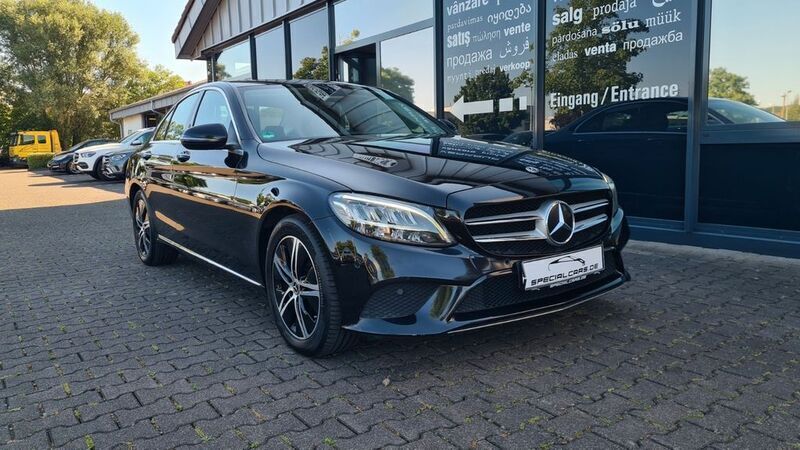 Schwarz Gebraucht 2020 Mercedes C200 Avantgarde Limousine | 18.990 € (Etwas zu teuer) - Bild 1/4