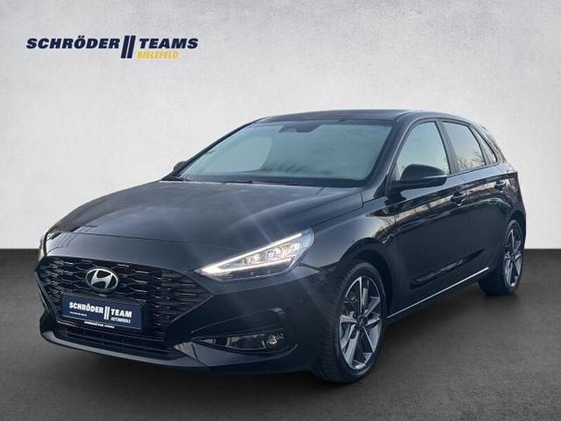 Abyss black Gebraucht 2024 Hyundai i30 Advantage Limousine | 21.880 € (Fairer Preis) - Bild 1/4