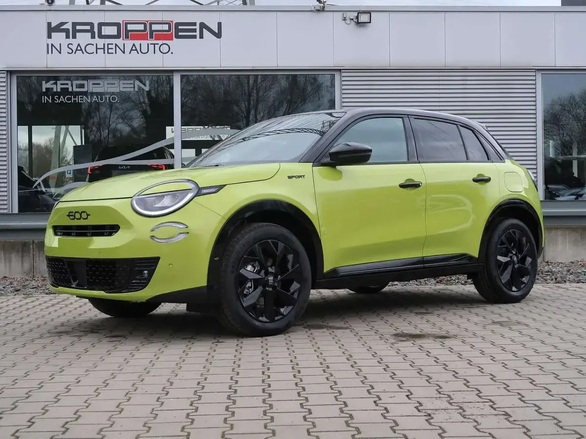 Neu Fiat 600 Sport 145 PS (106 kW) 2026 Acid grün/schwarz SUV