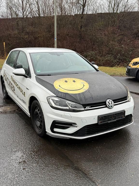 Gebraucht VW Golf VII Highline 150 PS (110 kW) 2019 Weiß Limousine