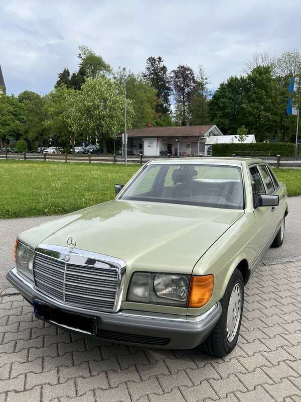 Grün Gebraucht 1982 Mercedes S500 Limousine | 19.900 € - Bild 1/4