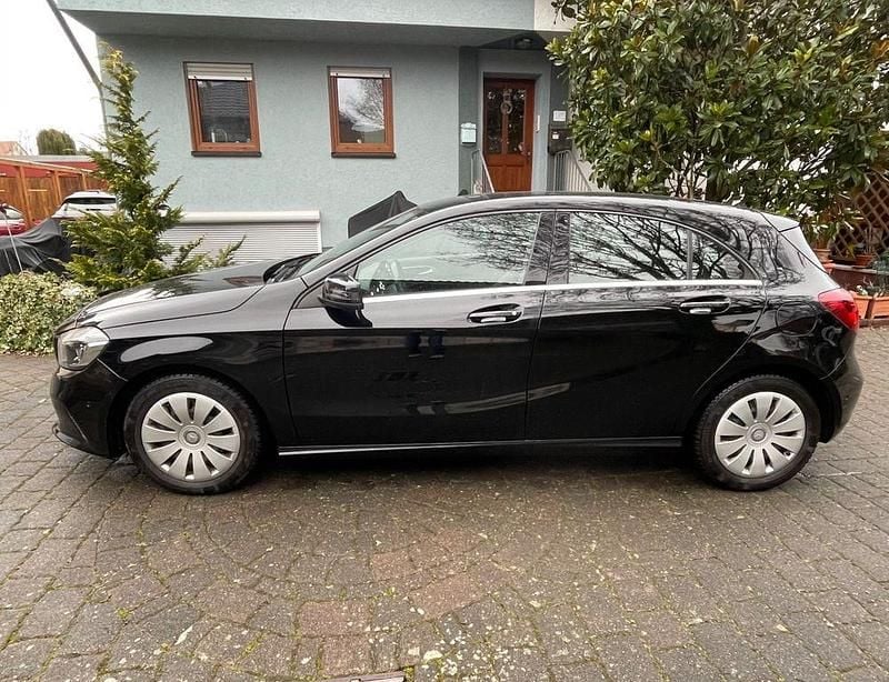 Gebraucht Mercedes A160 102 PS (75 kW) 2016 Schwarz Limousine