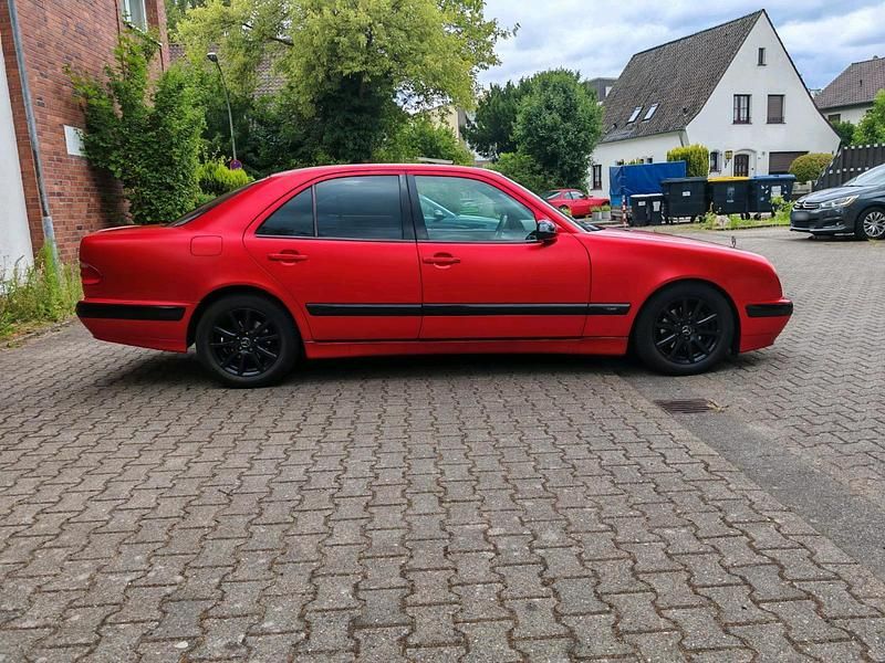 Gebraucht Mercedes E200 136 PS (100 kW) 1999 Rot Limousine