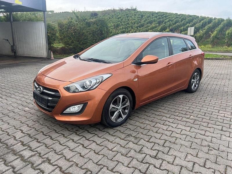 Braun Gebraucht 2016 Hyundai i30 Style Kombi | 4.600 € - Bild 1/4