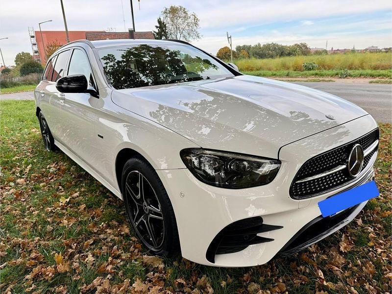 Weiß Gebraucht 2021 Mercedes E300 AMG Limousine | 27.900 € (Superpreis) - Bild 1/4