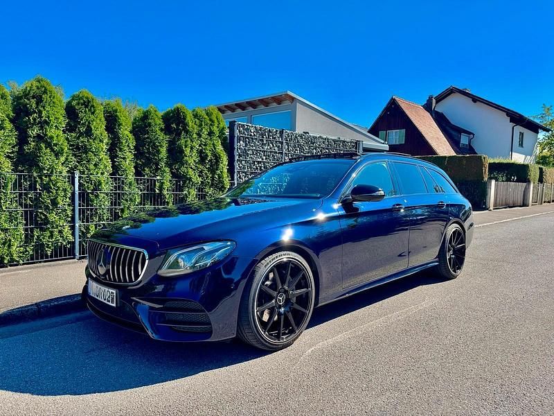 Blau Gebraucht 2017 Mercedes E220 AMG Kombi | 34.500 € (Etwas zu teuer) - Bild 1/4