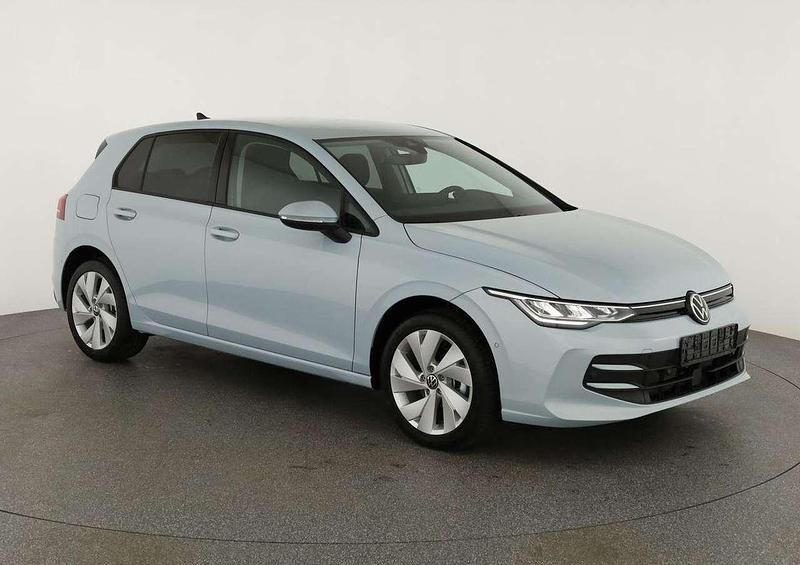Crystal ice blue metallic Neu 2025 VW Golf VIII Life Limousine | 28.095 € (Guter Preis) - Bild 1/4
