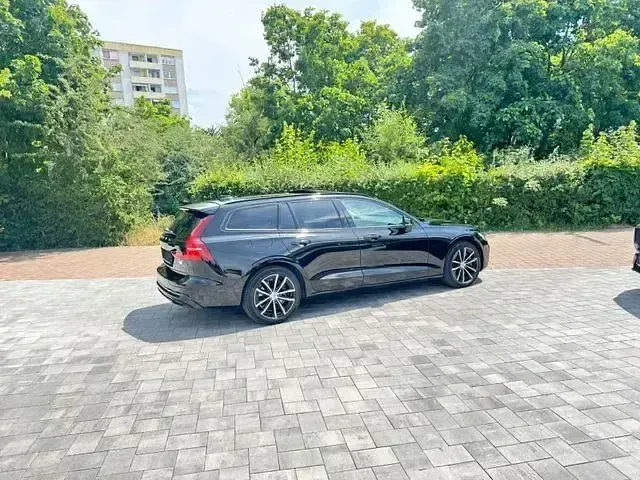 Gebraucht Volvo V60 Plus 253 PS (186 kW) 2023 Black stone Kombi