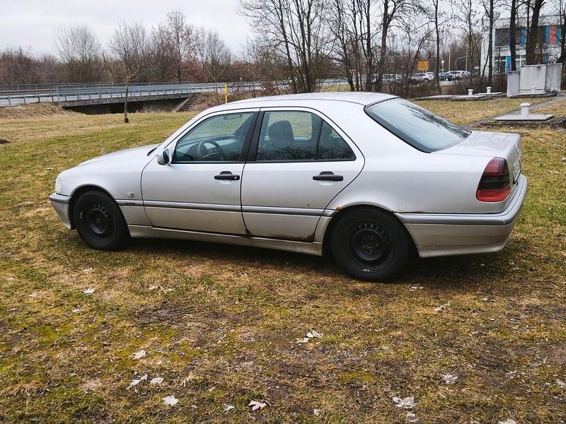 Gebraucht Mercedes C180 122 PS (89 kW) 1998 Silber Limousine