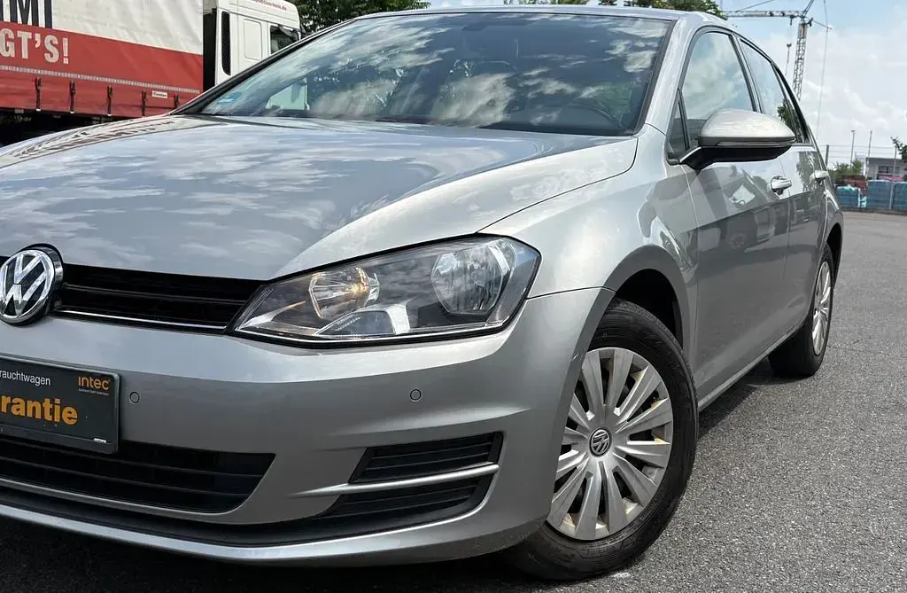 Gebraucht VW Golf VII Trendline 110 PS (80 kW) 2016 Silber Limousine
