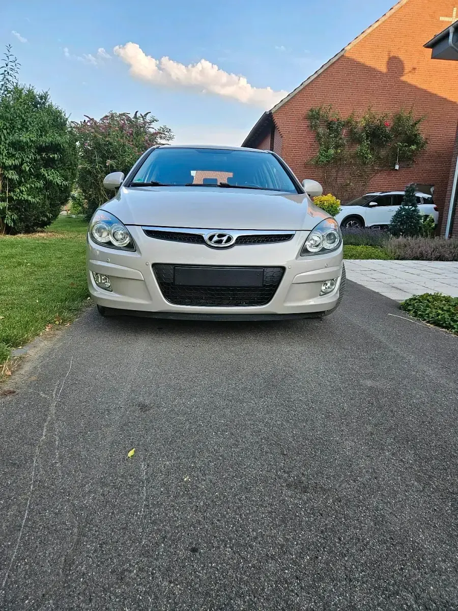 Gebraucht Hyundai i30 105 PS (77 kW) 2011 Beige Limousine