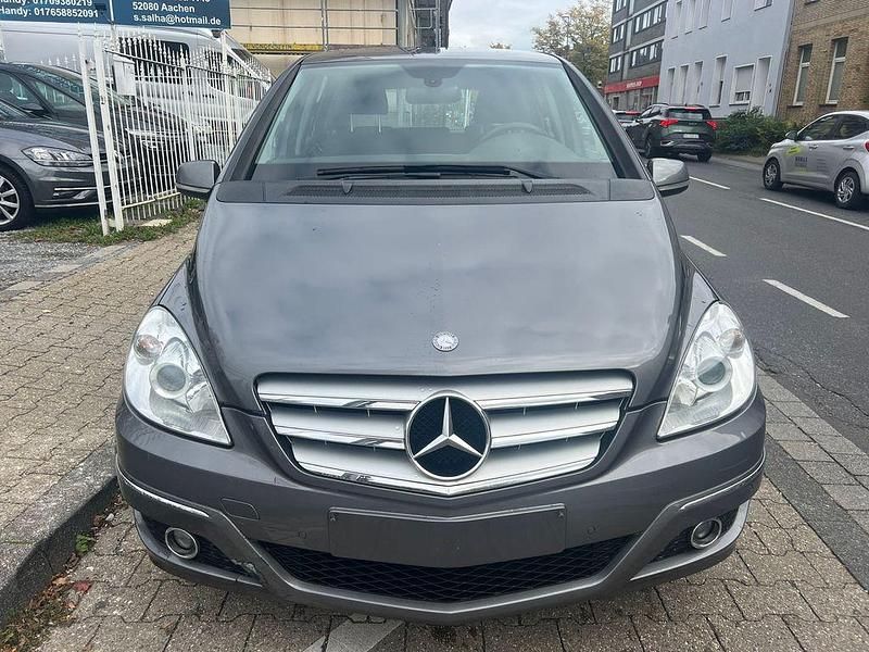 Grau Gebraucht 2012 Mercedes B180 Van / Kleinbus | 3.900 € (Superpreis) - Bild 1/4
