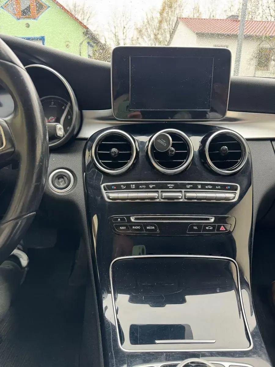 Używany Mercedes C220 170 KM (125 kW) 2017 Czerwony Sedan/Limuzyna
