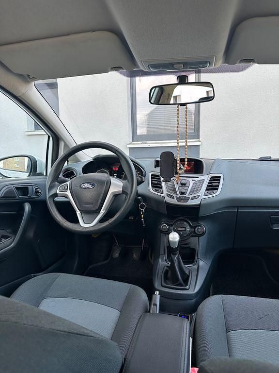 Gebraucht Ford Fiesta Trend 70 PS (51 kW) 2011 Weiß Kleinwagen