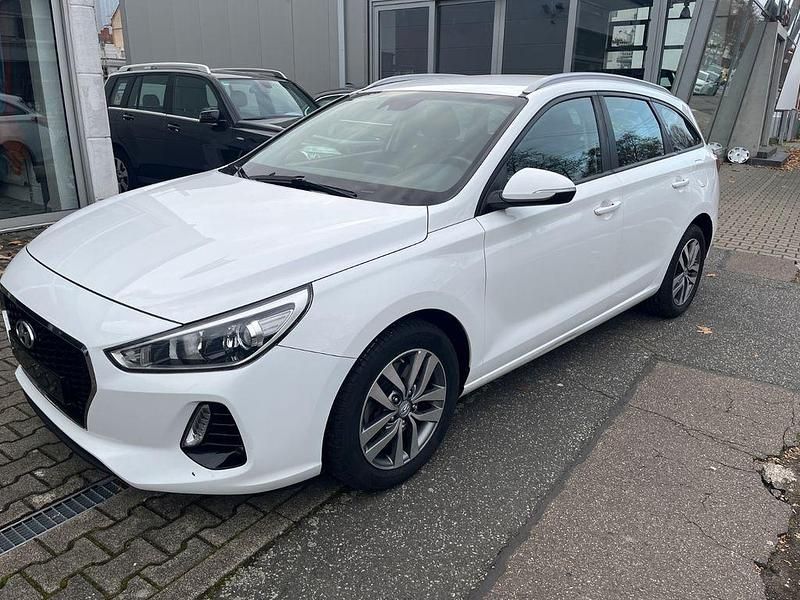 Weiß Gebraucht 2018 Hyundai i30 Style Limousine | 10.450 € (Guter Preis) - Bild 1/4
