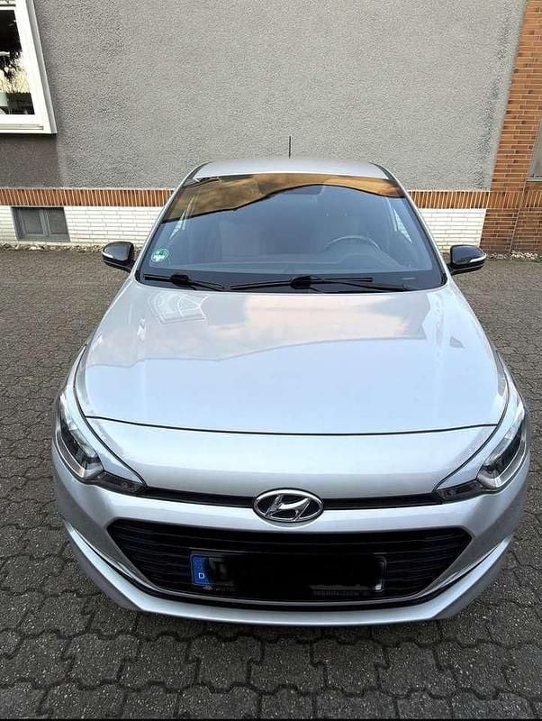 Gebraucht Hyundai i20 Passion 101 PS (74 kW) 2018 Grau Kleinwagen