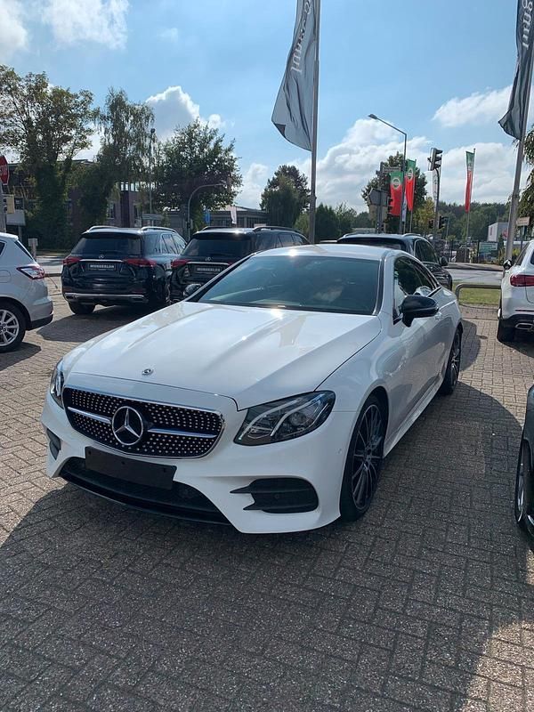 Weiß Gebraucht 2017 Mercedes E220 AMG line Coupé | 29.499 € (Fairer Preis) - Bild 1/4