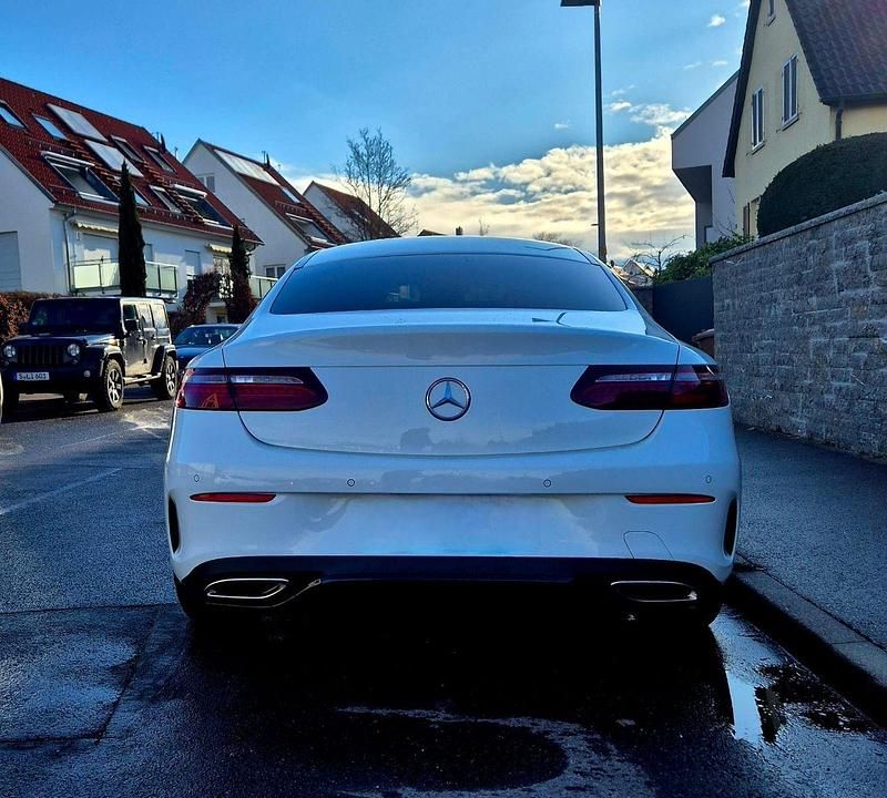 Weiß Gebraucht 2021 Mercedes E200 AMG Coupé | 39.999 € (Guter Preis) - Bild 1/4