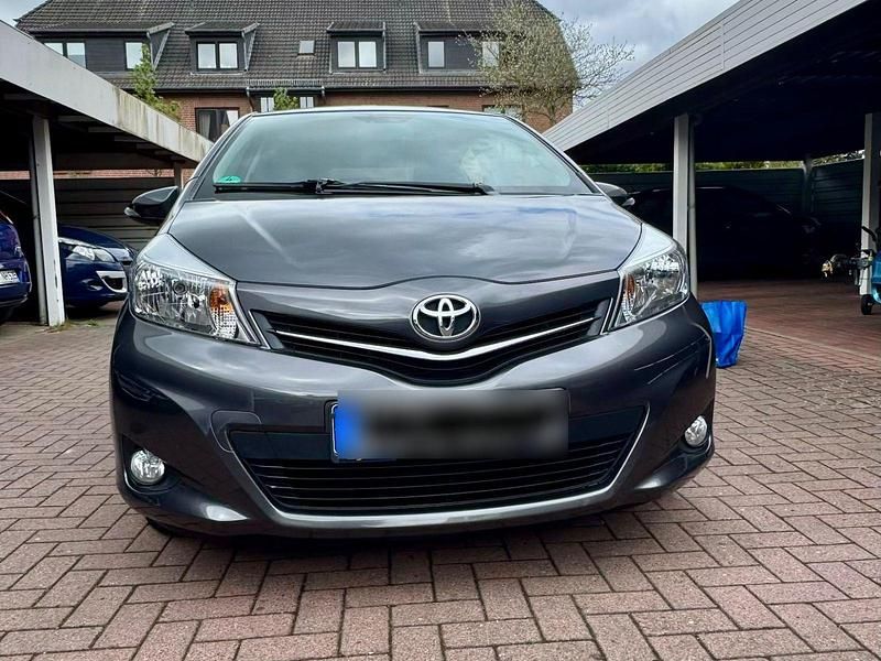 Gebraucht Toyota Yaris Life 99 PS (72 kW) 2014 Grau Kleinwagen