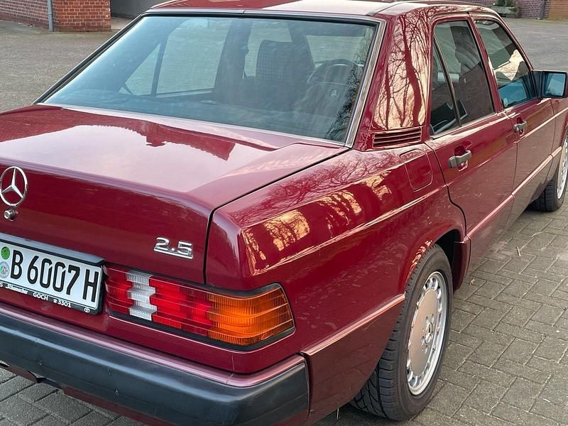 Gebraucht Mercedes 190 94 PS (69 kW) 1992 Rot Limousine