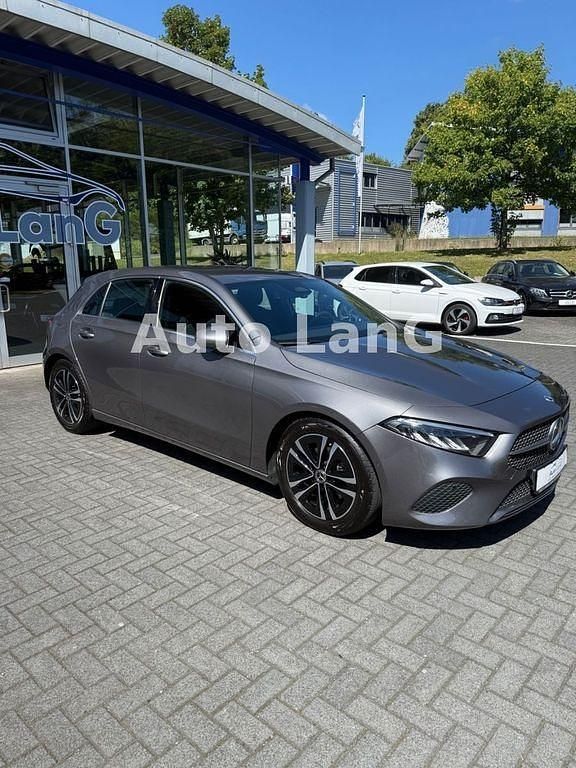 Grau Gebraucht 2023 Mercedes A180 Limousine | 24.950 € (Guter Preis) - Bild 1/4