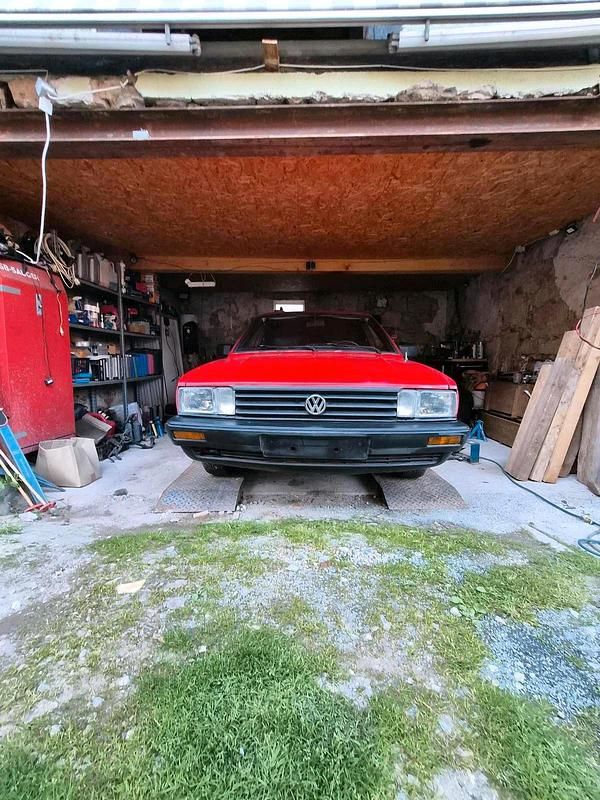 Second-hand VW Passat 72 CP (52 kW) 1987 Roșu Hatchback