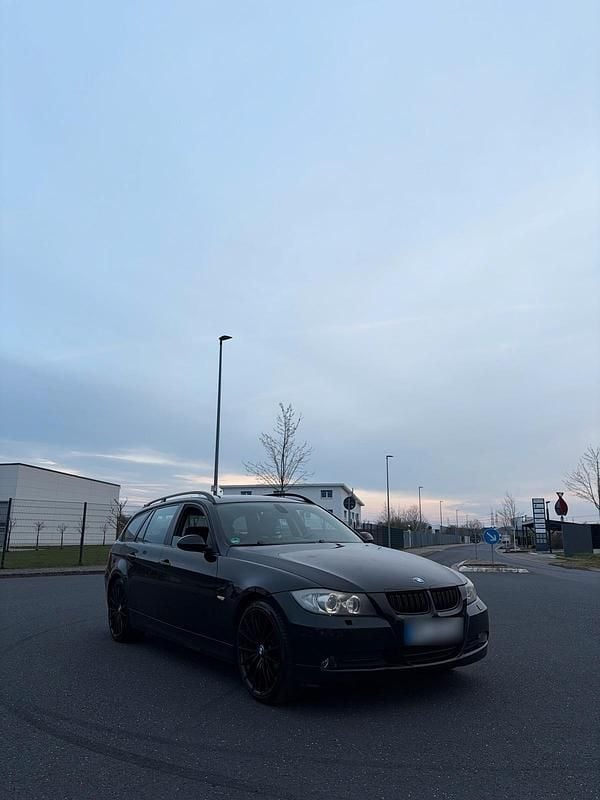 Gebraucht BMW 320 163 PS (119 kW) 2008 Schwarz Kombi