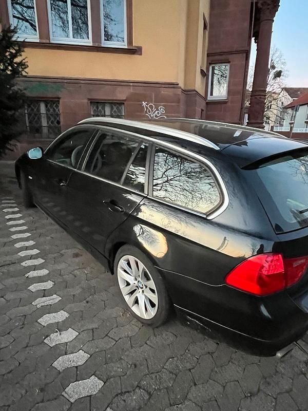 Gebraucht BMW 318 143 PS (105 kW) 2012 Schwarz Limousine