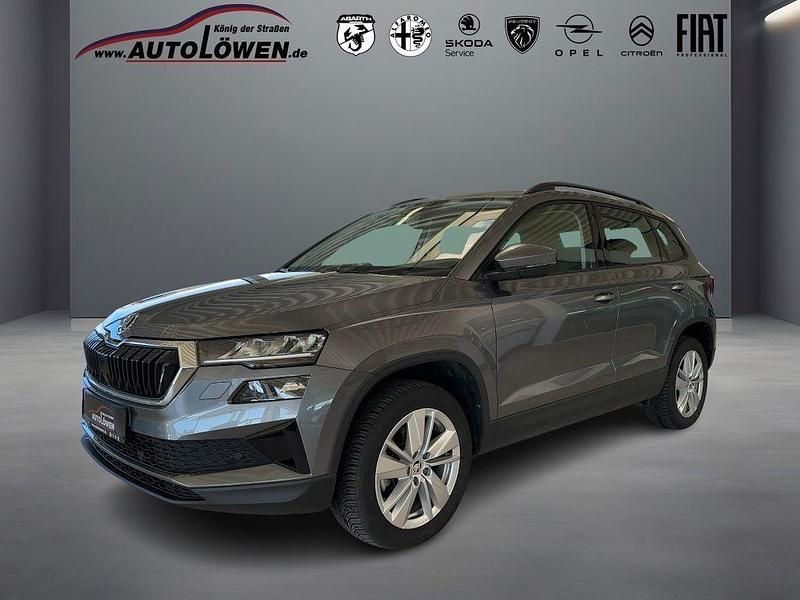 Graphitegrau metallic (grau) Gebraucht 2024 Skoda Karoq Selection SUV | 31.830 € (Fairer Preis) - Bild 1/4