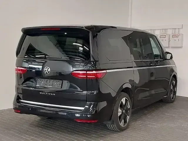 Second-hand VW Multivan Style 150 CP (110 kW) 2024 Negru Monovolum