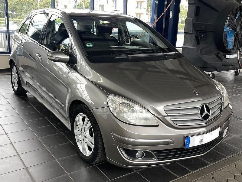 Grau Gebraucht 2006 Mercedes B180 Van / Kleinbus | 2.800 € (Fairer Preis) - Bild 1/4