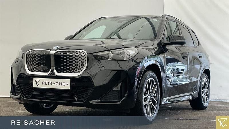 Schwarz Neu 2025 BMW iX1 M Sport SUV | 54.495 € (Fairer Preis) - Bild 1/4